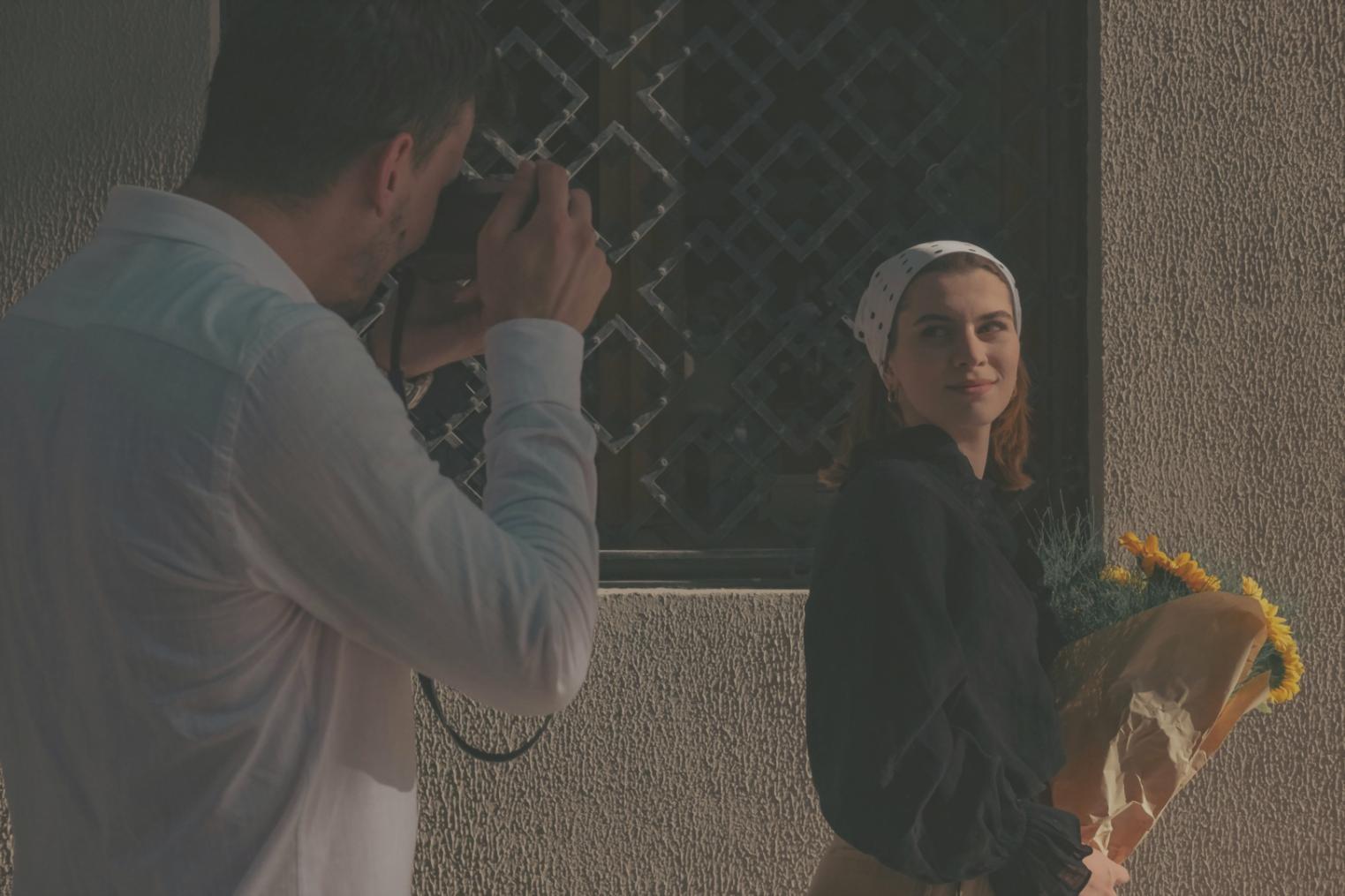 Reisefotograf bei der Arbeit in natürlicher Umgebung